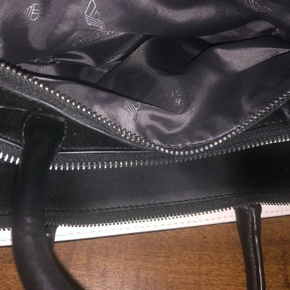Fiorelli Abbey women’s handbag. Zipper and buckle accents. Detachable strap